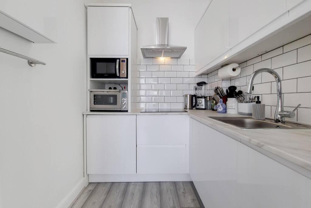 Apartamento Immaculately Presented 1 Bed Londres Exterior foto