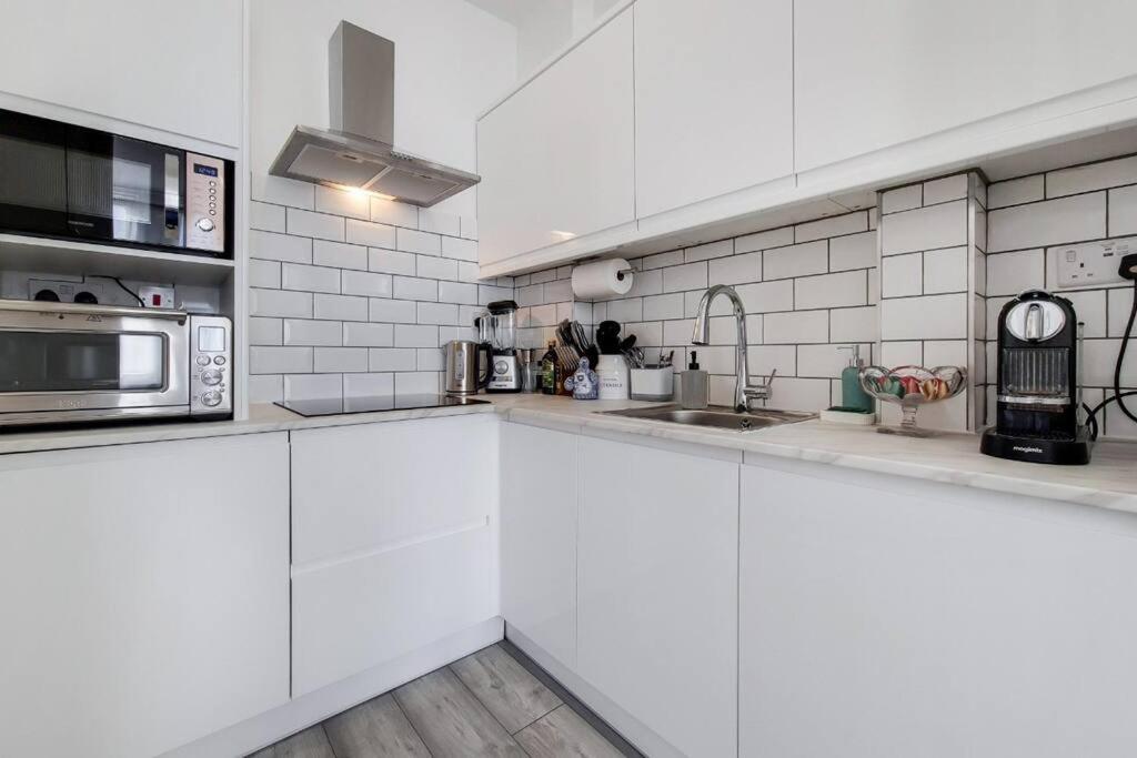 Apartamento Immaculately Presented 1 Bed Londres Exterior foto